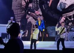 Germania, Rod Stewart fischiato durante dedica all'Ucraina e a Zelensky della canzone Rhythm of my heart in un concerto sold out a Lipsia - VIDEO