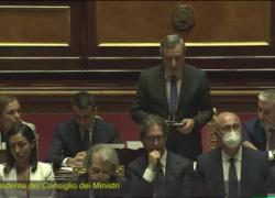 Draghi, un anno dalla sfiducia: il tentativo di rimanere premier, le chiamate ignorate da Berlusconi, l’addio alla politica - VIDEO