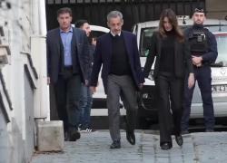 Sarkozy entra in carcere, l'uscita da casa con Carla Bruni mano nella mano, il volto tirato e il post: "Rinchiuso un innocente" - VIDEO