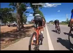 Ciclista spintona gli avversari in gara e li fa cadere: VIDEO. La punizione è esemplare