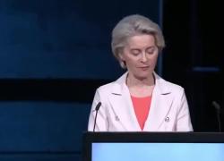 Von der Leyen, gli auguri choc: "Vaccinarci con eliminazione contenuti contro 'manipolazione informazione' come da un virus" - VIDEO