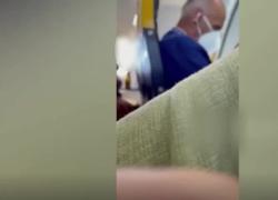 Sesso orale su un volo Ryanair, la coppia viene colta sul fatto e multata: "Non indossavano la mascherina"