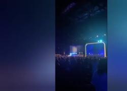 Los Angeles, Biden "congelato" sul palco fissa il vuoto per lunghi secondi, Obama lo porta via tirandolo per il braccio - VIDEO