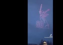 Russia, show di droni a Magadan in occasione del Giorno della Vittoria, nel cielo compaiono stelle e la Statua della Madre Patria - VIDEO
