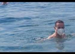 Klaus Davi in mare con la mascherina a Reggio Calabria. Sgarbi: "Non usa la testa ma il c***!" - VIDEO