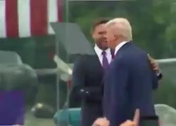 Trump, comizio in North Carolina in un vetro antiproiettile dopo l'attentato a Butler, lascia il palco dopo malore improvviso di un sostenitore - VIDEO