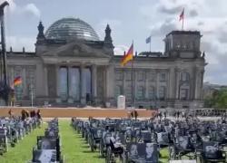 Berlino, protesta contro effetti avversi vaccino Covid, 100 carrozzelle davanti al parlamento: "1-2 mln di persone colpite" - VIDEO