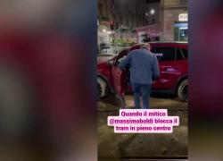 Massimo Boldi finisce con l'auto sui binari del tram in centro a Milano: passanti lo aiutano ad uscire - VIDEO