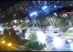 Belgorod, bomba russa apre un cratere di 20 metri e scaraventa un'auto sul tetto di un negozio - VIDEO
