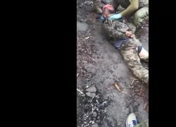 Soldato russo castra ucraino con un taglierino: il video dell'orrore