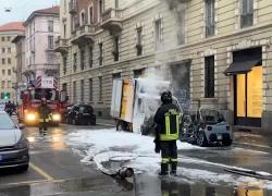 Incendio in via Spartaco a Milano, camion Esselunga e minicar elettrica avvolti da fiamme alte 5metri e distrutti - VIDEO