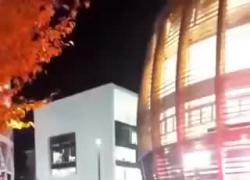 Festeggiamenti Marocco Milano, Spagna eliminata ai Mondiali e i tifosi spaccano sedie e tavoli - VIDEO