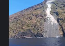 Stromboli, frana alla Vecchia Sciara: gommone fugge miracolosamente alle pietre che cadono in mare - VIDEO