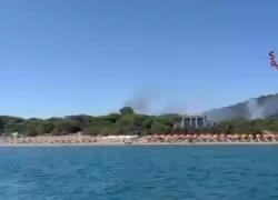 Castiglione della Pescaia, spento incendio in camping in pineta di Roccamare: 600 evacuati, fiamme partite da dissalatore in avaria - VIDEO