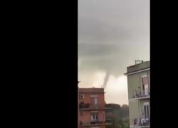 Tromba d'aria a Roma: paura a Ostia e Fiumicino: il VIDEO