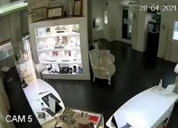 Rapina Grinzane Cavour, il VIDEO che mostra la reazione del gioielliere: insegue e spara ai due ladri