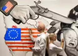 Imperialismo americano, il murale con la storia dalla strage degli indiani d'America allo schiavismo dei neri al genocidio in Palestina all'Ucraina, ma "nothing personal - just business"