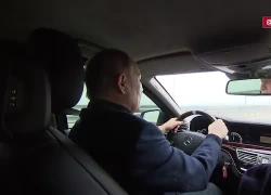 Guerra in Ucraina, Putin guida sul ponte di Crimea "Kerch" danneggiato da Kiev - VIDEO