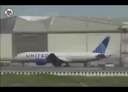 Los Angeles, ruota del Boeing 777 United Airlines si stacca in volo dopo decollo e cade sulle auto in un parcheggio - VIDEO