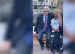 Riva del Garda, Sgarbi a dei ragazzini che gli chiedono un selfie: "Non siete finoc*hi vero? Viva la fi*a" - VIDEO