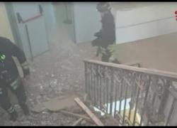Roma, crolla controsoffitto nella scuola superiore Diaz nel quartiere Tuscolano, nessun ferito, edificio evacuato - VIDEO