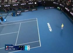 Tennis, Sinner in finale contro Zverev agli Australian Open, battuto Shelton in 3 set, il VIDEO del match point 