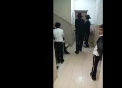 Israele, ebrei Haredim gridano "traditore" davanti a casa del parlamentare Shas Azoulay, favorevole a servizio di leva di ultraortodossi - VIDEO