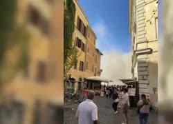 Fori Imperiali, crolla parte della Torre dei Conti in fase di ristrutturazione, 4 operai salvi e uno sotto le macerie, cedimento durante soccorsi - VIDEO
