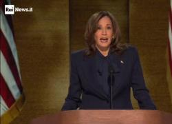 Convention democratica Chicago, Harris: "Accetto la candidatura", poi attacca Trump: "Mai alleata dei dittatori come fa lui" - VIDEO