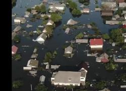 Diga di Kakhovka, a Kherson l'acqua sommerge le case, visibili solo i tetti - VIDEO