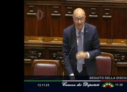 Educazione sessuale a scuola, Valditara all'opposizione: "Sfruttate i femminicidi, non è vero che la legge ne impedisce la lotta", è bagarre - VIDEO