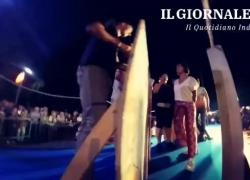 Festa degli uomini, la gara di mangiatrici di banane in Friuli fa esplodere la polemica: VIDEO