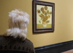 Londra, "attivisti" di Just Stop Oil imbrattano "Girasoli" di Van Gogh, succo di pomodoro sui quadri: tre arrestati - VIDEO