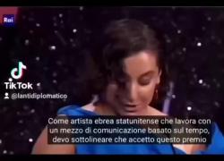Venezia, regista ebrea americana Sarah Friedland vince Leone del futuro e lo dedica a Gaza tra gli applausi del pubblico: "336° giorno di genocidio, affrontare impunità di Israele" - VIDEO