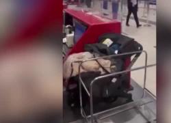 Coppia non ha il biglietto per il figlio neonato e lo abbandona al check-in dell'aeroporto - VIDEO