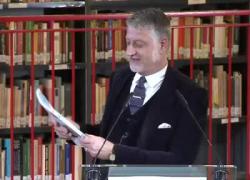 Biennale Venezia, nuovo "strano" discorso del ministro Giuli: "Le riviste vanno annusate, dietro c'è liquido amniotico creativo" - VIDEO