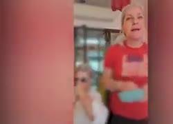 Napoli, turisti israeliani "cacciati" da Taverna Santa Chiara, proprietaria Nives Monda: "I sionisti non sono i benvenuti, noi contro genocidio a Gaza" - VIDEO