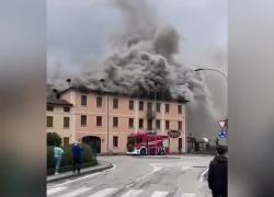 Velo d'Astico (VI), incendio sopra la pizzeria Cioci's, palazzina avvolta dalle fiamme: feriti e causa da accertare - VIDEO