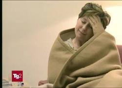 Influenza, l’allarmismo del Tg2 con attori improvvisati e con finti sintomi,  il “servizio publico pro vax”: “Fare il vaccino per febbre sopra i 38°, naso chiuso e spossatezza” 