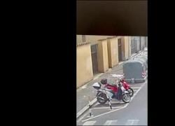 Kata scomparsa a Firenze, il VIDEO della bambina di 5 anni mentre esce e rientra dal cortile dell'hotel occupato