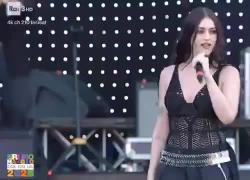 Concertone primo maggio, Gaia saluta i fan dopo l'esibizione ma ha ancora l'autotune attivato, la gaffe virale - VIDEO