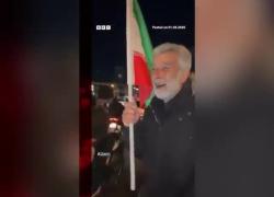 Iran, in migliaia in piazza Enghelab per omaggiare Khamenei morto, uomini e donne in lacrime con foto ayatollah - VIDEO