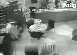 Parigi 10 anni dopo il Bataclan, i VIDEO dell'irruzione dei terroristi in teatro e la fuga dei superstiti: 130 i morti, tra cui Valeria Solesin