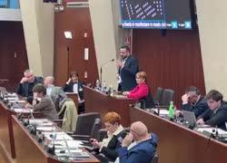 Romano La Russa spintona consigliere M5s che aveva occupato i banchi della Giunta e gli urla addosso: "Non mi devi toccare!" - VIDEO