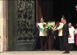 Funerali Berlusconi, l'uscita del feretro dal Duomo di Milano tra commozione a applausi della folla - VIDEO