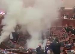 Parlamento Albania, fumogeni e sedie rovesciate, opposizione di cdx attacca il premier Edi Rama, la maggioranza: "Sviano l'attenzione sull'accusa di corruzione del loro leader" - VIDEO