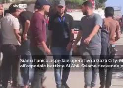 Gaza, medico dell'ospedale Al Ahli: "Pazienti operati a terra senza anestesia, a volte anche nel cortile" - VIDEO
