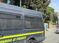 Trattori a Sanremo, il corteo degli agricoltori con la bandiera italiana: “Noi 4% incolto, voi 100% incolti” - VIDEO