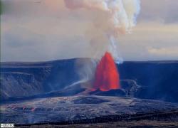 Hawaii, l'eruzione del vulcano Kilauea, fontane di lava alte oltre 100 metri e colate lungo le pendici del cratere - VIDEO
