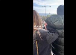 Sanremo, Selvaggia Lucarelli contestata fuori dal suo hotel: “Mandi la gente in galera”, la giornalista minaccia: “Chiamo i carabinieri, psicopatica” - VIDEO